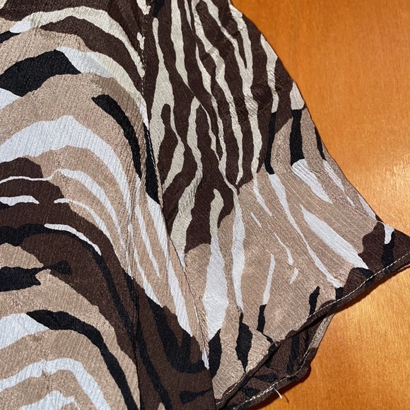 Silk shades of brown and white printed short sleeve top. V neck with tie. - Picture 3 of 4